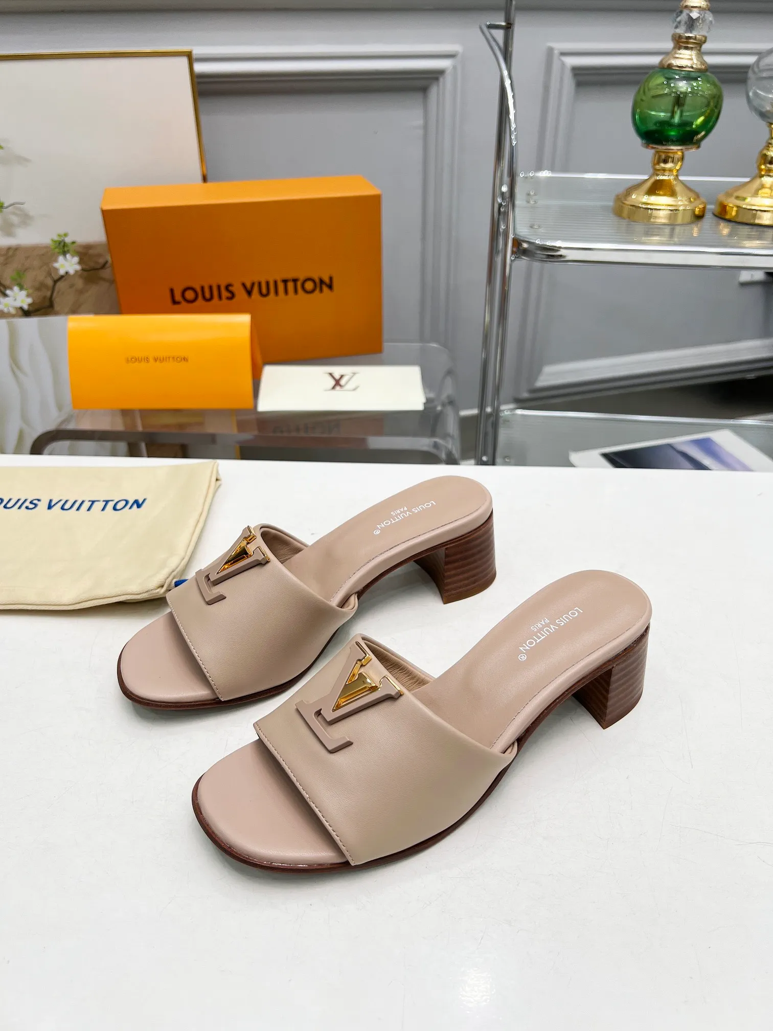 👟👟Ex-factory price 460👟👟Louis Vuitton/Louis Vuitton women's new sandals LV SUNSET COMFORT flat sandals are made of exquisite cowhide and sheepskin lining, the uppers show handicrafts, and are matched with genuine leather soles*@wearing experience. LV logo hardware buckle on upper, size 35-42